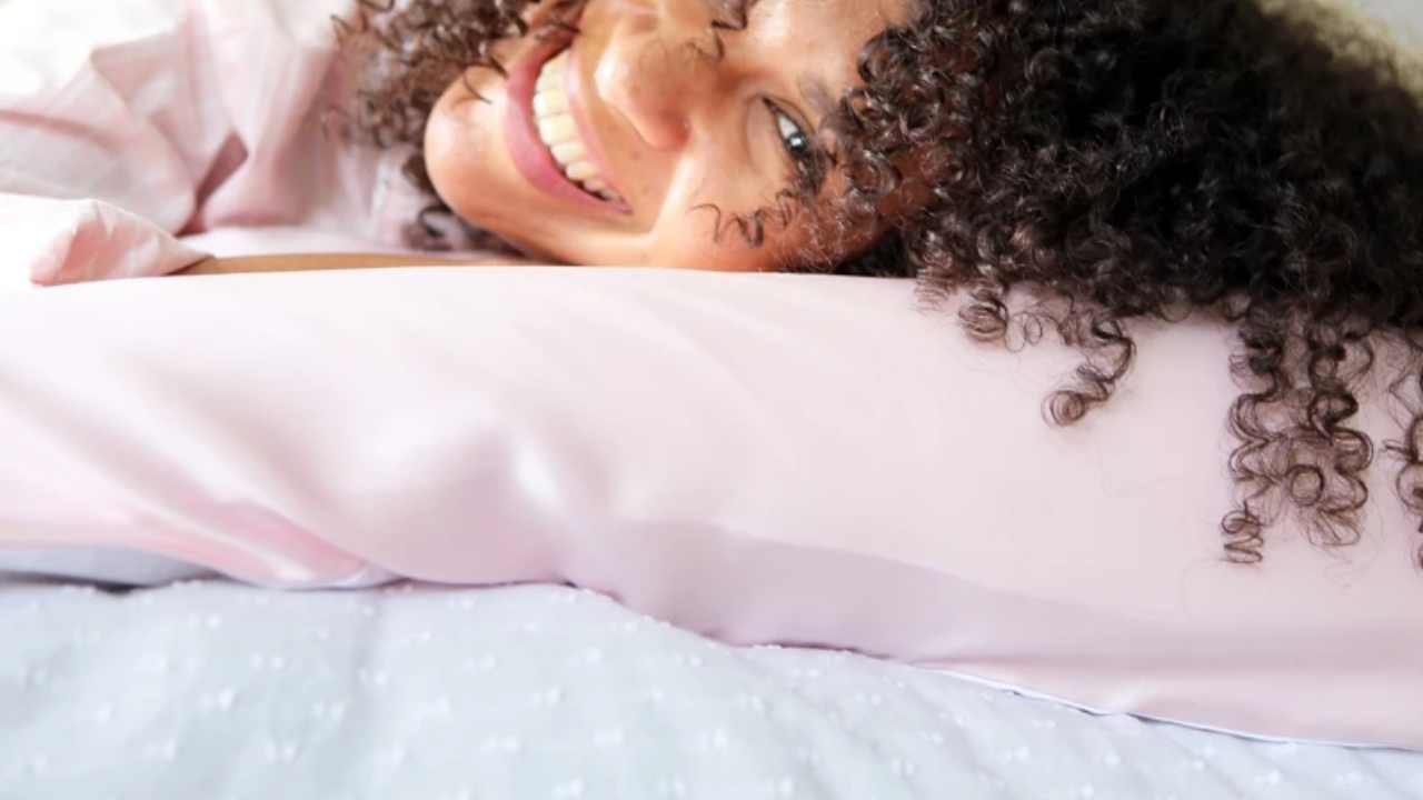 Benefits of a Satin Pillowcase For Curly Hair – Curlsmith UK